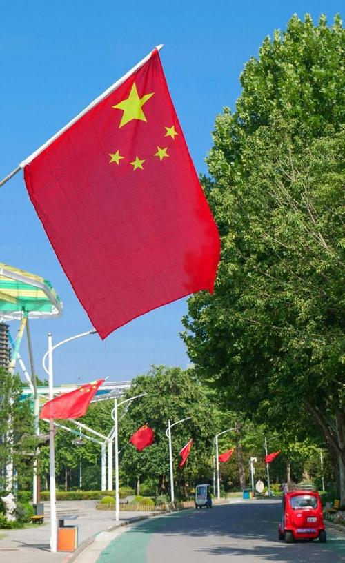 包含“山清水绿风景美，举着红旗程大王”打一正确的生肖的词条