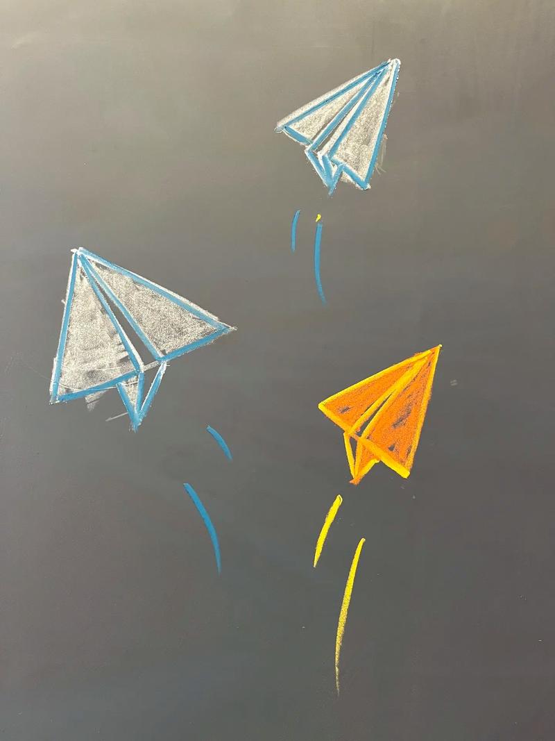 纸上画飞机游戏:纸飞机上画画装饰