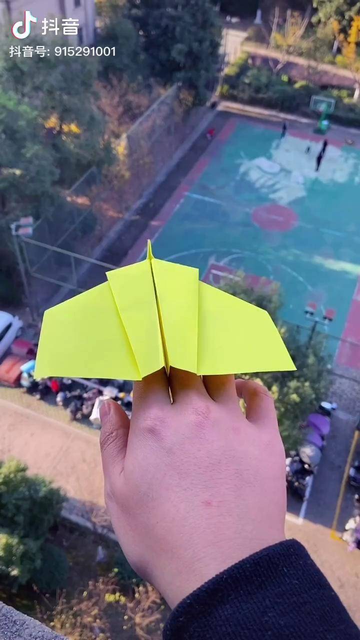 纸飞机飞的视频_纸飞机飞行的视频