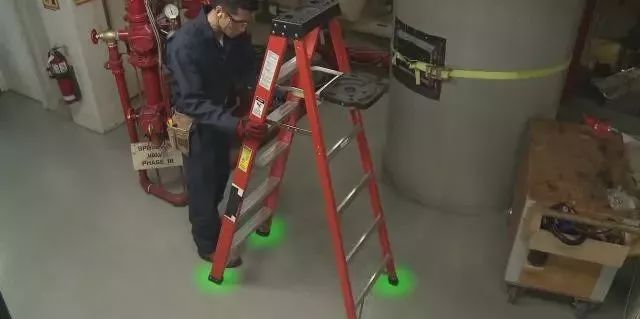 电工梯子与地面夹角，梯子与地面的夹角应为65左右,工作人员