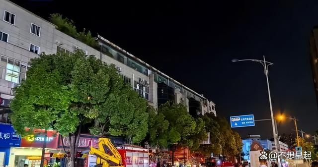 昆明一广告牌掉落致5人受伤的简单介绍